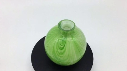 Venta al por mayor de botellas de aromaterapia de vidrio soplado a mano verde y dorado difusor de confeti aromaterapia para decoración del hogar
